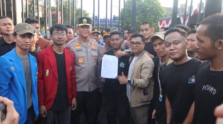 Polda Kalimantan Tengah (Kalteng) menggelar pengamanan terhadap aksi unjuk rasa dari sejumlah elemen Mahasiswa yang tergabung dalam Organisasi Cipayung Plus, di depan Kantor Mapolda setempat, Jl. Tjilik Riwut Km.1, Kota Palangka Raya, Sabtu (30/8/2025).