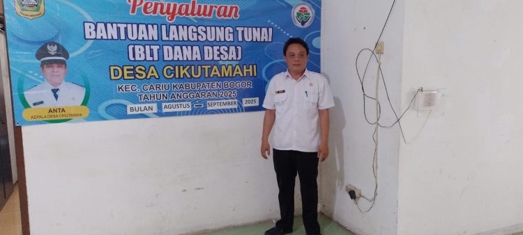 Penanggung Jawab Penyaluran BLT,Kesra Desa Cikutamahi Bapak Diamah. (Foto. Dok: RH/Mitrapolri.com)