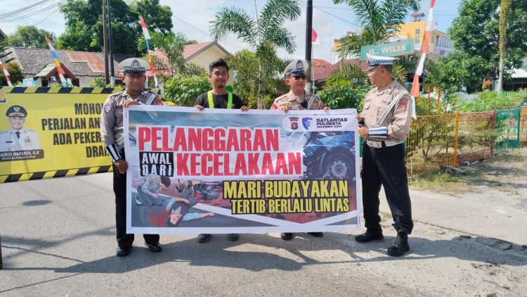 Satlantas Polresta Palangka Raya terus mengintensifkan kegiatan pendidikan masyarakat (Dikmas) lalu lintas dengan menyasar pengguna jalan di kawasan Jl. Kini Baku, Kota Palangka Raya, Kamis (4/9/2025).