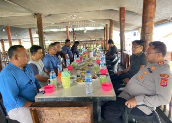 Kapolres Nagan Raya AKBP Dr. Benny Bathara, S.I.K., M.I.K. Kamis (04/09/25), menggelar silaturahmi bersama Ketua Paguyuban Pupuk Kabupaten Nagan Raya, Koestalani, di Rumah Makan Engkot Paya, Desa Blang Muko, Kecamatan Kuala.