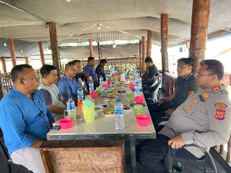 Kapolres Nagan Raya AKBP Dr. Benny Bathara, S.I.K., M.I.K. Kamis (04/09/25), menggelar silaturahmi bersama Ketua Paguyuban Pupuk Kabupaten Nagan Raya, Koestalani, di Rumah Makan Engkot Paya, Desa Blang Muko, Kecamatan Kuala.