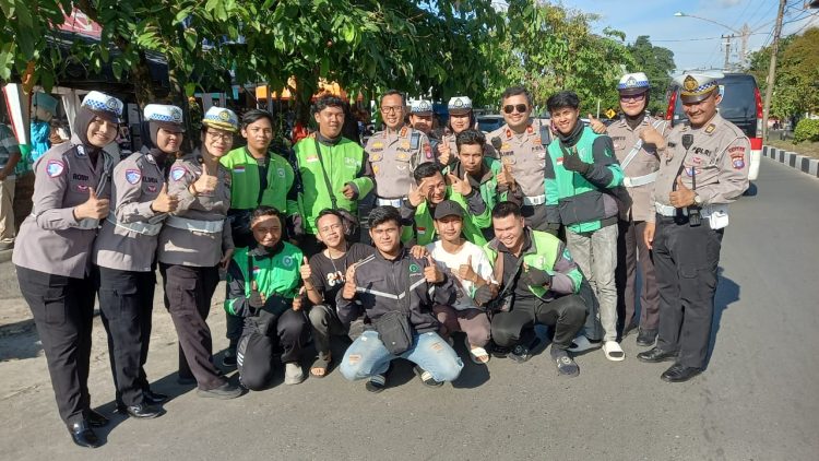 Direktorat Lalu Lintas Polda Kalteng melaksanakan kegiatan Polantas Menyapa yang dilaksanakan di Seputaran Kota Palangka Raya, Kamis (4/9/2025) siang.