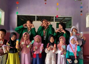 FOTO BERSAMA: Mahasiswa Kuliah Kerja Nyata (KKN) Kelompok 02 Universitas Al Washliyah (Univa) foto bersama peserta bimbel di posko KKN Desa Lubuk Rotan. (Ist)