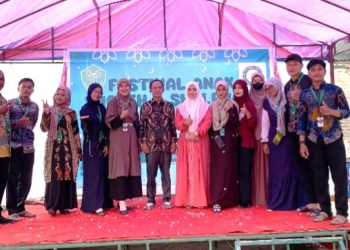 DIABADIKAN: Mahasiswa KKN 02 Universitas Al Washliyah Medan diabadikan bersama Kepala Desa, Kepala BKM dan Dosen Pembimbing Lapangan usai menggelar Festival Anak Sholeh dan Sholeha di Desa Lubuk Rotan. (Ist)