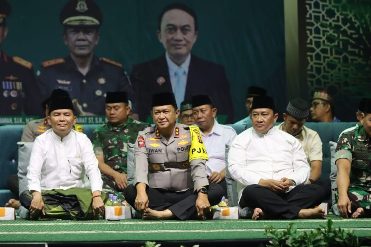 Tabligh Akbar yang diisi oleh penceramah Ustadz Hilman Fauzi, S.E.I., M.Esy. ini, dihadiri langsung Kapolda Kalteng Irjen Pol Iwan Kurniawan, S.IK., M.Si. didampingi Gubernur H. Agustiar Sabran, dan unsur Forkopimda serta ribuan Jamaah dari seluruh wilayah di Prov. Kalteng.