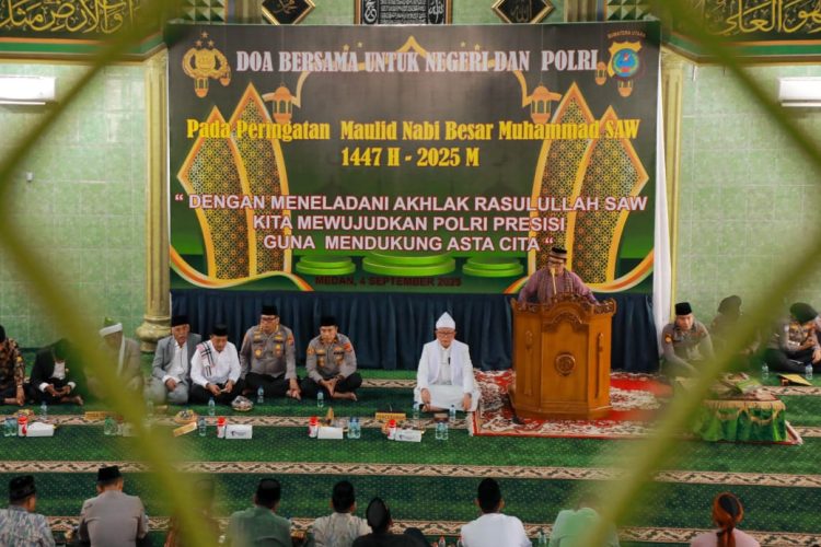 RAYAKAN MAULID NABI: Polda Sumut, tokoh agama dan masyarakat merayakan Hari Maulid Nabi Besar Muhammad SAW 1447 H. di Masjid Al-Hidayah Polda Sumut, Kamis Sore (4/9/2025). (Foto:Dok/Polda Sumut)
