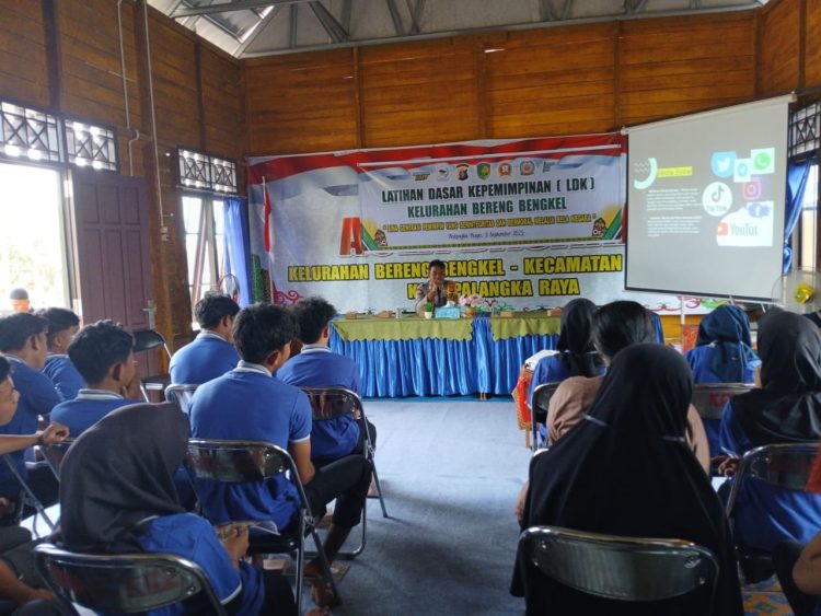 Bhabinkamtibmas Kelurahan Bereng Bengkel, Brigadir Arlan Dwi A.S., Polsek Sabangau Polresta Palangka Raya, menghadiri kegiatan Latihan Dasar Kepemimpinan (LDK) bagi pelajar SMA di Aula Basara Bereng Bengkel, Jum’at (5/9/2025).