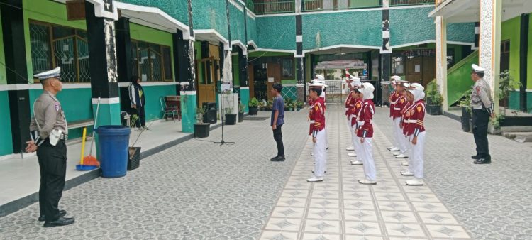 Satuan Lalu Lintas (Satlantas) Polresta Palangka Raya melaksanakan kegiatan latihan Polisi Cilik (Pocil) di Madrasah Ibtidaiyah Negeri (MIN) 1 Kota Palangka Raya, Jumat (5/9/2025).