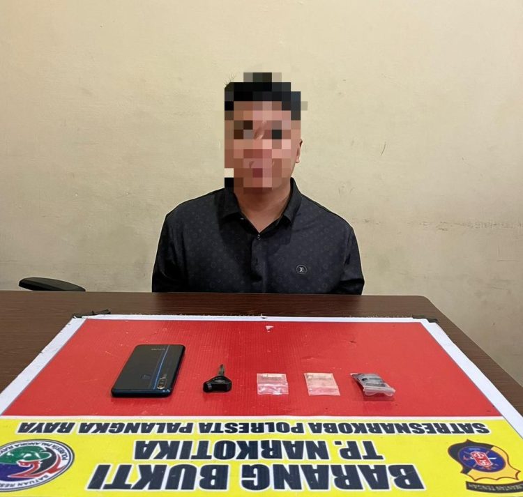 Pelaku bernama IAP (27). Dari hasil pemeriksaan, ditemukan enam butir pil ekstasi dengan berat kotor sekitar 3,26 gram. Empat butir ditemukan di genggaman tangan kanan terlapor dan dua butir lainnya di kantong celana bagian kanan. Selain itu turut diamankan satu unit handphone merk Vivo Y12 warna biru dan satu unit sepeda motor Yamaha Jupiter MX King warna hitam