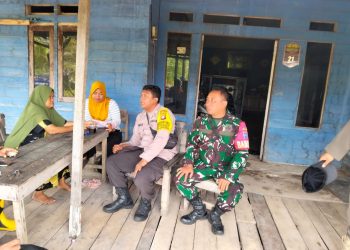 Babinsa Koramil 1016-01/Pahandut Serda Dedi Irawan bersama dengan Bhabinkamtibmas melaksanakan kegiatan patroli dan silaturahmi dengan warga binaanya pada minggu (7/9/2025) bertempat di Kelurahan Langkai, Kecamatan Pahandut Palangka Raya.