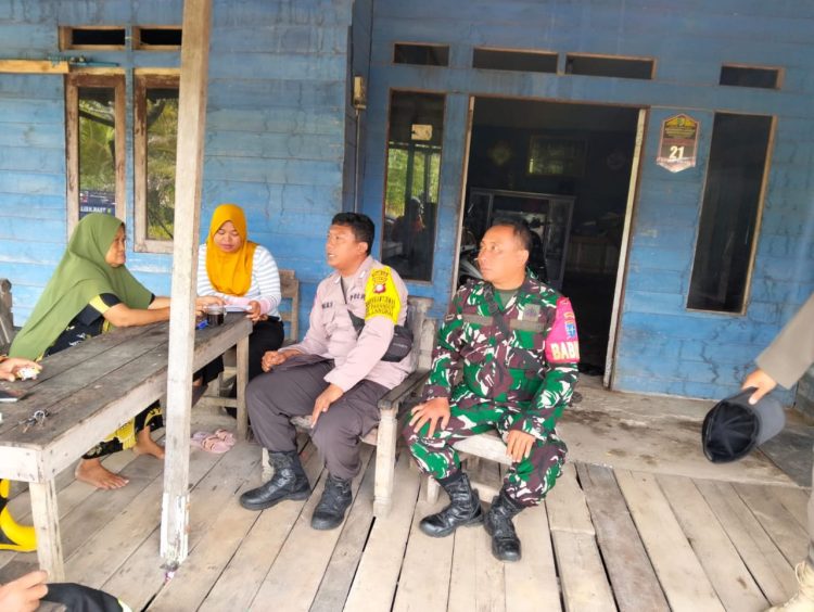 Babinsa Koramil 1016-01/Pahandut Serda Dedi Irawan bersama dengan Bhabinkamtibmas melaksanakan kegiatan patroli dan silaturahmi dengan warga binaanya pada minggu (7/9/2025) bertempat di Kelurahan Langkai, Kecamatan Pahandut Palangka Raya.