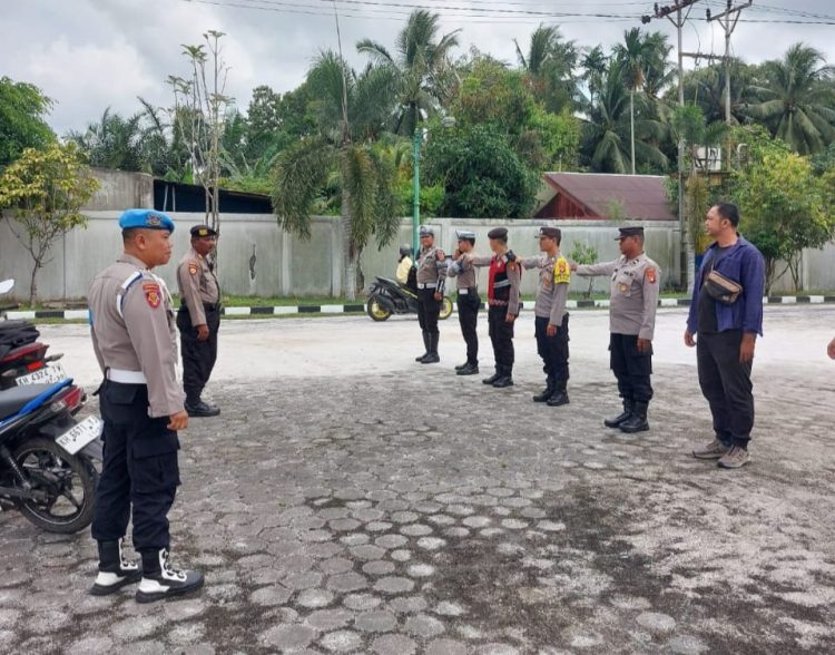 Polresta Palangka Raya menggelar apel kesiapan dalam rangka pengamanan kegiatan Deklarasi Damai Huma Betang Organisasi Kepemudaan Lintas Iman yang berlangsung di Rumah Adat Betang Hapakat, Jalan RTA Milono Km. 4, Minggu (7/9/2025).