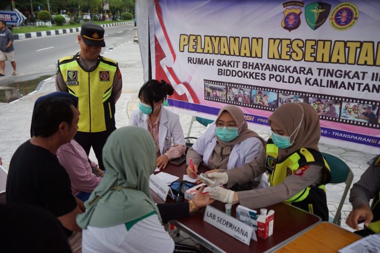 Kegiatan layanan kesehatan gratis di area Car Free Day (CFD) yang berlangsung di Bundaran Besar Jalan Yos Sudarso, Kota Palangka Raya, Minggu (7/9/2025) pagi.