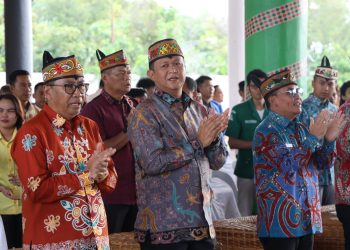 Kapolda Kalimantan Tengah (Kalteng) Irjen Pol Iwan Kurniawan, menghadiri secara langsung Deklarasi Damai Huma Betang Organisasi Kepemudaan (OKP) Lintas Iman Kalteng yang digelar di Betang Hapakat, Jl. RTA. Milono Km.5, Kota Palangka Raya, Minggu (7/9/2025).