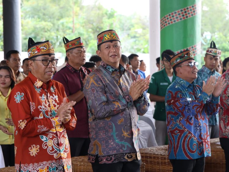 Kapolda Kalimantan Tengah (Kalteng) Irjen Pol Iwan Kurniawan, menghadiri secara langsung Deklarasi Damai Huma Betang Organisasi Kepemudaan (OKP) Lintas Iman Kalteng yang digelar di Betang Hapakat, Jl. RTA. Milono Km.5, Kota Palangka Raya, Minggu (7/9/2025).
