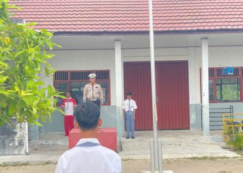 Satlantas Polresta Palangka Raya melaksanakan kegiatan menjadi pembina upacara di SMK Karsa Mulya, Senin (8/9/2025).