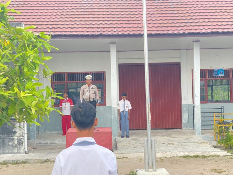 Satlantas Polresta Palangka Raya melaksanakan kegiatan menjadi pembina upacara di SMK Karsa Mulya, Senin (8/9/2025).