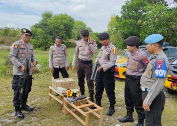 Satuan Samapta Polresta Palangka Raya menggelar latihan menembak senjata flash ball atau pelontar gas air mata di kawasan belakang Stadion Pal 5 Tjilik Riwut, Senin (8/9/2025).