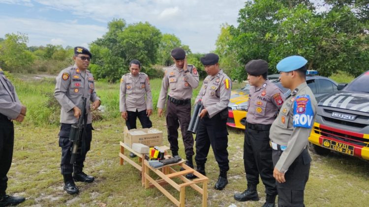 Satuan Samapta Polresta Palangka Raya menggelar latihan menembak senjata flash ball atau pelontar gas air mata di kawasan belakang Stadion Pal 5 Tjilik Riwut, Senin (8/9/2025).