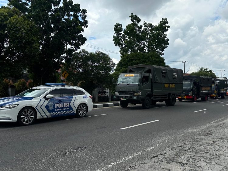 Personel gabungan Polri dan TNI melaksanakan patroli dalam rangka Operasi Aman Nusa I di wilayah Kota Palangka Raya. Kegiatan ini dipimpin langsung oleh Kasatgas Kamseltibcarlantas, Iptu Imam Isnaini, Senin (8/9/25).