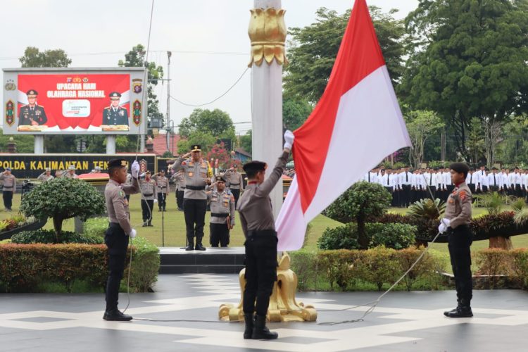 Bertindak selaku Inspektur upacara (Irup), Kapolda Kalteng Irjen Pol Iwan Kurniawan, S.IK., M.Si. dan dihadiri Irwasda Kombes Pol Dr. Benny Ganda Sudjana, sejumlah pejabat utama serta seluruh personel Polda Kalteng.