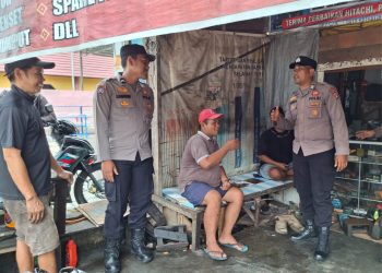 Personel Direktorat Pembinaan Masyarakat (Ditbinmas) Polda Kalimantan Tengah menyambangi warga di kawasan Jalan Temanggung Tilung dan Jalan G Obos, Kota Palangka Raya, Selasa (9/9/25).