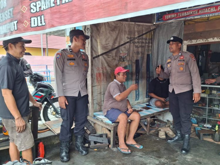Personel Direktorat Pembinaan Masyarakat (Ditbinmas) Polda Kalimantan Tengah menyambangi warga di kawasan Jalan Temanggung Tilung dan Jalan G Obos, Kota Palangka Raya, Selasa (9/9/25).