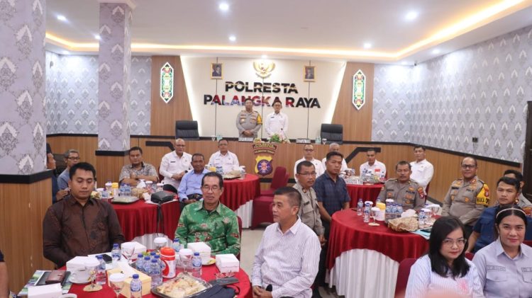 Kegiatan tersebut berlangsung di Rupatama Endra Dharmalaksana Polresta Palangka Raya dengan mengusung tema “Mewujudkan Digital Leadership dan Kolaborasi Guna Menegakkan Supremasi Hukum”.
