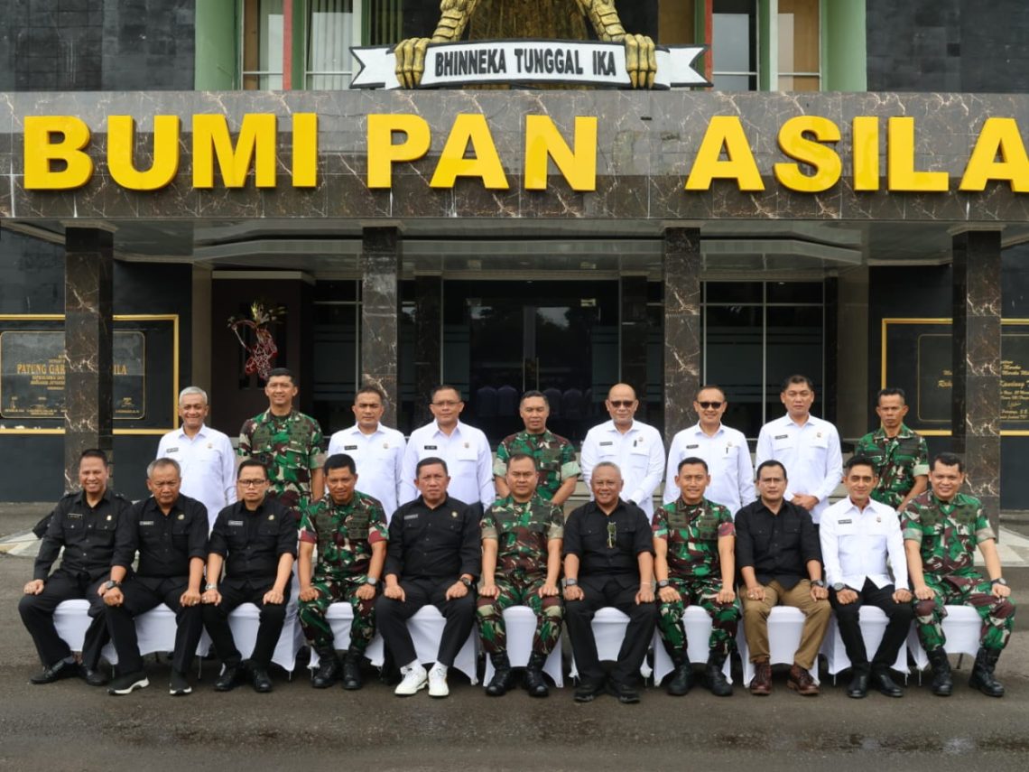 Tim pokja VI PKDN Sespimti berkesempatan mengujungi Kodam XXII Tambun Bungai, yang berlokasi di Jl. Imam Bonjol, Kota Palangka Raya.