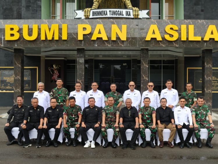 Tim pokja VI PKDN Sespimti berkesempatan mengujungi Kodam XXII Tambun Bungai, yang berlokasi di Jl. Imam Bonjol, Kota Palangka Raya.
