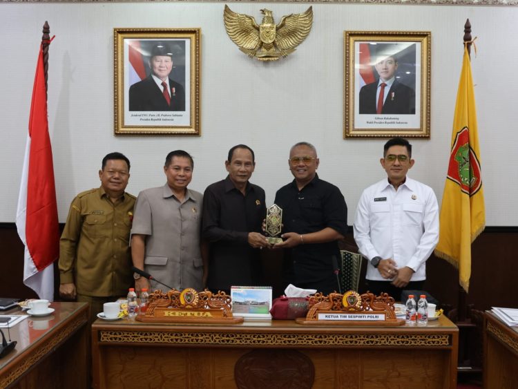 Tim pokja VI PKDN Sespimti dibawah pimpinan Ketua Tim Irjen Pol Abioso Seno Aji, S.IK., M.H. melaksanakan visit ke Kantor DPRD Kalteng, yang berlokasi di Jl. S. Parman, Kota Palangka Raya. Selasa (9/9/2025).