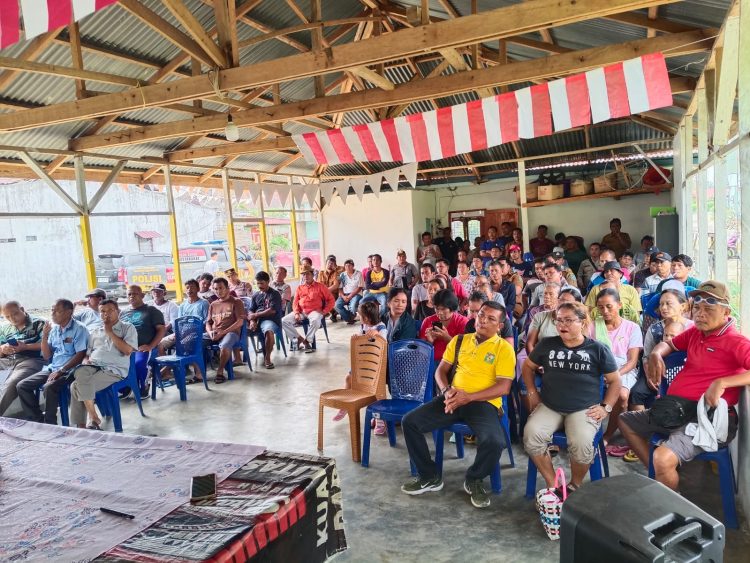 Warga tiga desa di Kecamatan Huta Bayu Raja, Kabupaten Simalungun saat menghadiri mediasi sengketa tanah yang melibatkan PT Kwala Gunung. (Foto. Dok: BS/Mitrapolri.com)