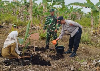 Kegiatan yang dipimpin langsung oleh Kakanwil Dirjen Pemasyarakatan Kalteng tersebut juga dihadiri sejumlah pejabat instansi terkait, mulai dari Dinas Kehutanan, Dinas Ketahanan Pangan, Kepala Lapas dan Bapas, hingga unsur Muspika setempat.