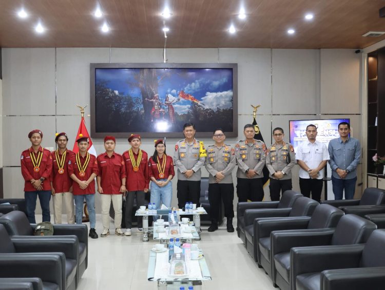 Kepala Kepolisian Daerah Kalimantan Tengah (Kapolda Kalteng), Irjen Pol Iwan Kurniawan, menerima audiensi Perhimpunan Mahasiswa Katolik Republik Indonesia (PMKRI) Cabang Palangka Raya di Lobi Mapolda setempat, Rabu (10/09/2025).