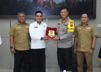 Kapolda Kalimantan Tengah (Kalteng), Irjen Pol Iwan Kurniawan, S.IK., M.Si. menerima hasil kajian dari tim Praktek Kerja Dalam Negeri (PKDN) Sekolah Staff Pimpinan Tinggi (Sespimti) Polri Dikreg 34, Gel II tahun 2025.
