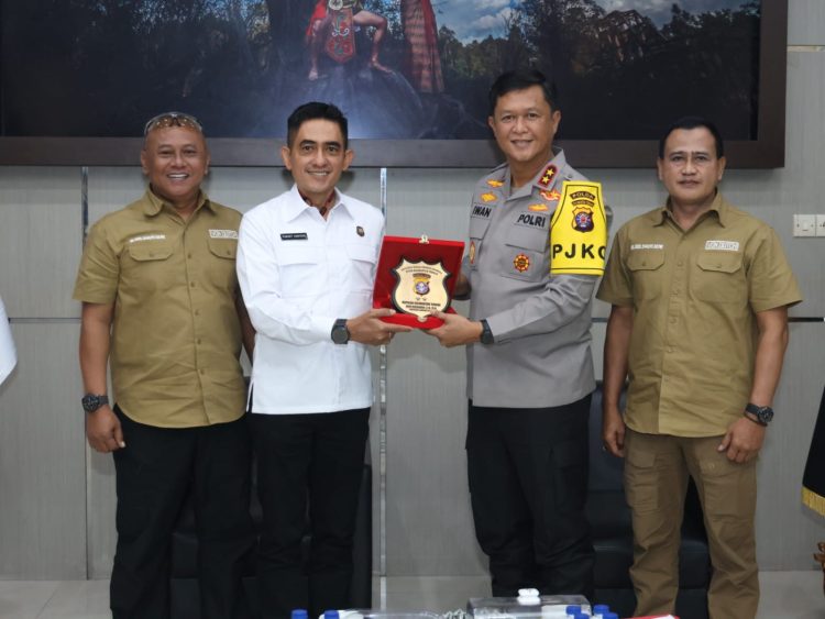 Kapolda Kalimantan Tengah (Kalteng), Irjen Pol Iwan Kurniawan, S.IK., M.Si. menerima hasil kajian dari tim Praktek Kerja Dalam Negeri (PKDN) Sekolah Staff Pimpinan Tinggi (Sespimti) Polri Dikreg 34, Gel II tahun 2025.