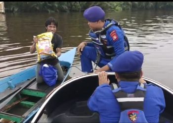 Personel Ditpolairud Polda Kalimantan Tengah beserta Bayangkari yang bertugas di KP XVIII-2004 Das Kumai membagikan Bansos Kepada Masyarakat yang tinggal di Desa Sei Kapitan Kecamatan Kumai Kabupaten Kobar, Rabu (10/09/2025).