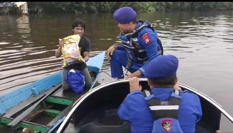Personel Ditpolairud Polda Kalimantan Tengah beserta Bayangkari yang bertugas di KP XVIII-2004 Das Kumai membagikan Bansos Kepada Masyarakat yang tinggal di Desa Sei Kapitan Kecamatan Kumai Kabupaten Kobar, Rabu (10/09/2025).