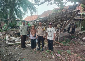 Anggota Bhabinkamtibmas Polsek Tanjung Batu bersama warga masyarakat Desa Talang Tengah Darat Kecamatan Lubuk Keliat bergotong royong membantu korban musibah rumah roboh milik Sri Mulyati (44), seorang pedagang kue, pada Selasa malam (9/9/2025).