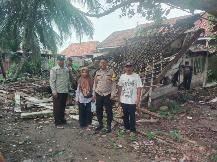 Anggota Bhabinkamtibmas Polsek Tanjung Batu bersama warga masyarakat Desa Talang Tengah Darat Kecamatan Lubuk Keliat bergotong royong membantu korban musibah rumah roboh milik Sri Mulyati (44), seorang pedagang kue, pada Selasa malam (9/9/2025).