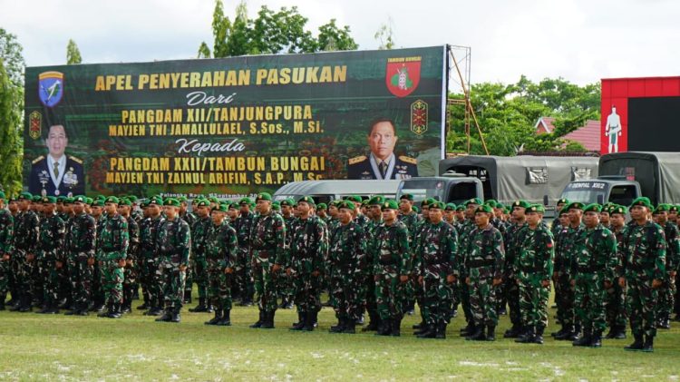 Anggota Kodim 1016/Plk ikuti Apel Penyerahan Pasukan dari Pangdam XII/Tanjungpura Mayjen TNI Jamallulael, S.Sos., M.Si. kepada Pangdam XXII/Tambun Bungai Mayjen TNI Zainul Arifin, S.A.P., M.Sc., dipusatkan di Lapangan Makodam XXII/Tambun Bungai Palangka Raya, Kalimantan Tengah. Rabu sore (10/9/2025).
