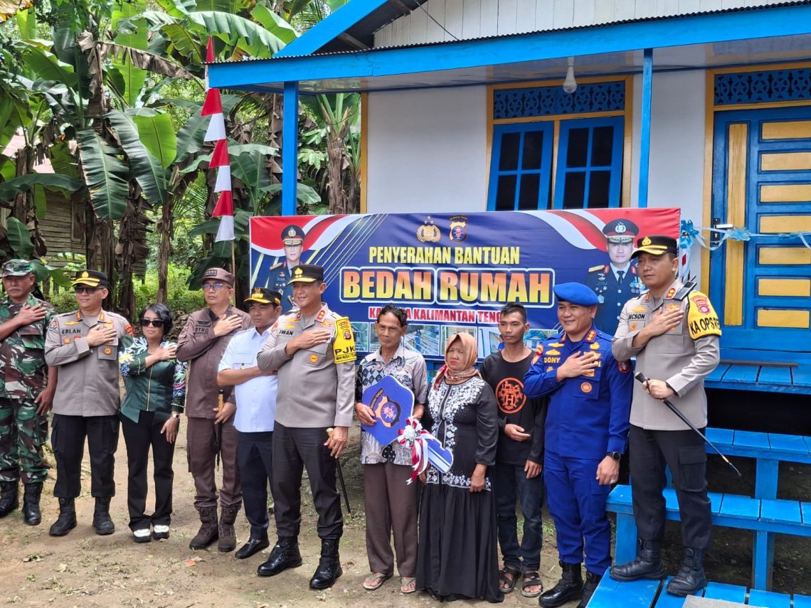 Kapolda Kalimantan Tengah, Irjen Pol Iwan Kurniawan, S.I.K., M.Si., secara langsung menyerahkan bantuan hasil bedah rumah milik Muhammad Rusasi di Desa Buntok Kota, Kabupaten Barito Selatan. Kamis (11/9/2025).