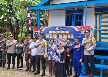 Kapolda Kalimantan Tengah, Irjen Pol Iwan Kurniawan, S.I.K., M.Si., secara langsung menyerahkan bantuan hasil bedah rumah milik Muhammad Rusasi di Desa Buntok Kota, Kabupaten Barito Selatan. Kamis (11/9/2025).