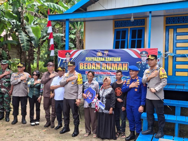 Kapolda Kalimantan Tengah, Irjen Pol Iwan Kurniawan, S.I.K., M.Si., secara langsung menyerahkan bantuan hasil bedah rumah milik Muhammad Rusasi di Desa Buntok Kota, Kabupaten Barito Selatan. Kamis (11/9/2025).