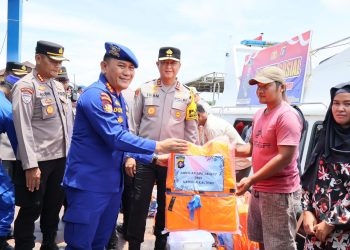 Kapolda Kalimantan Tengah Irjen Pol Iwan Kurniawan, S.IK., M.Si. , berkesempatan memberikan tali asih berupa bantuan sembako dan life jaket kepada masyarakat di Pelabuhan Pasar Buntok.