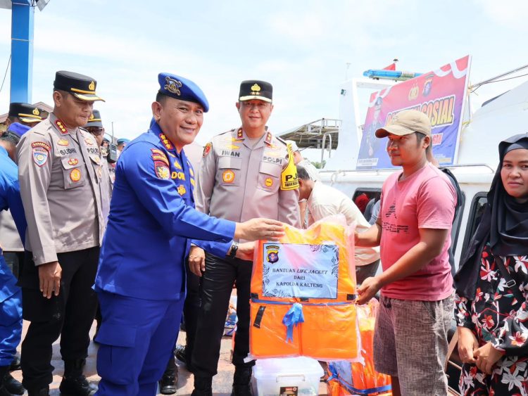 Kapolda Kalimantan Tengah Irjen Pol Iwan Kurniawan, S.IK., M.Si. , berkesempatan memberikan tali asih berupa bantuan sembako dan life jaket kepada masyarakat di Pelabuhan Pasar Buntok.