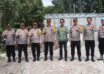 Kapolresta Palangka Raya, Kombes Pol. Dedy Supriadi, S.I.K., M.H., mendampingi Wakapolda Kalimantan Tengah meninjau progres pembangunan Gedung Makanan Bergizi Gratis (MBG) yang berlokasi di Jalan Patin, Kelurahan Bukit Tunggal, Kecamatan Jekan Raya, Kota Palangka Raya, Kamis (11/9/2025).