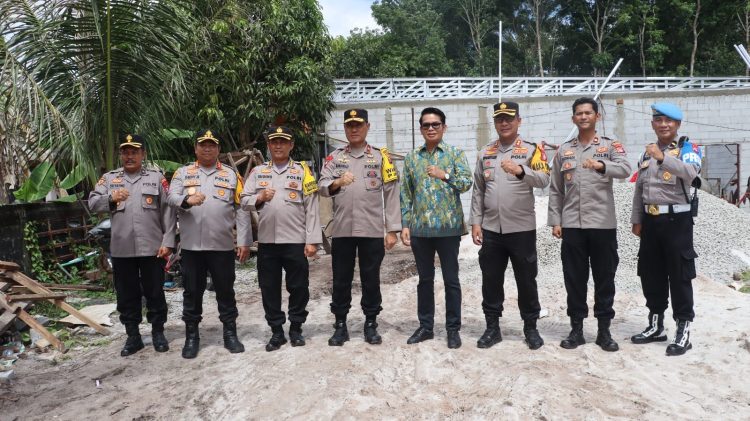Kapolresta Palangka Raya, Kombes Pol. Dedy Supriadi, S.I.K., M.H., mendampingi Wakapolda Kalimantan Tengah meninjau progres pembangunan Gedung Makanan Bergizi Gratis (MBG) yang berlokasi di Jalan Patin, Kelurahan Bukit Tunggal, Kecamatan Jekan Raya, Kota Palangka Raya, Kamis (11/9/2025).