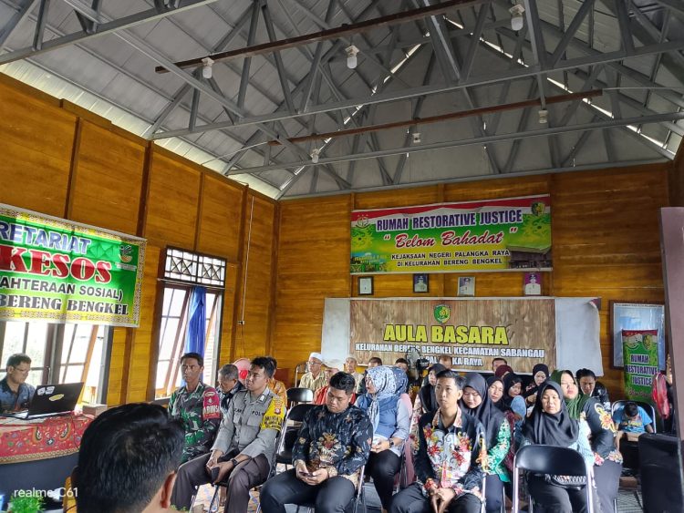 Polsek Sabangau Polresta Palangka Raya menghadiri kegiatan Evaluasi Pelaksanaan Fasilitasi Sumberdaya Pembangunan Desa Tahun 2025 yang berlangsung di Aula Basara Bereng Bengkel, Kecamatan Sabangau, pada Kamis (11/9/2025).