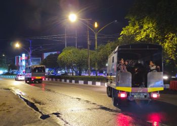 Personel Polda Kalimantan Tengah, yang terlibat dalam Operasi Aman Nusa I Telabang 2025, melaksanakan patroli malam guna mewujudkan harkamtibmas di wilayah Kota Palangka Raya.